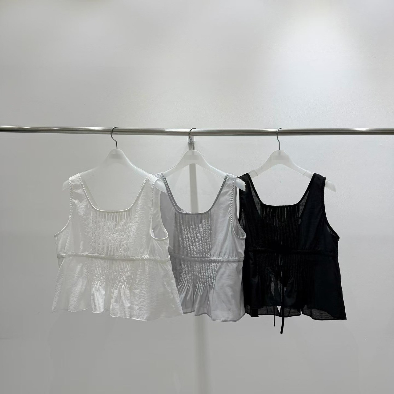 A24.質感家可愛壓褶剪接背心