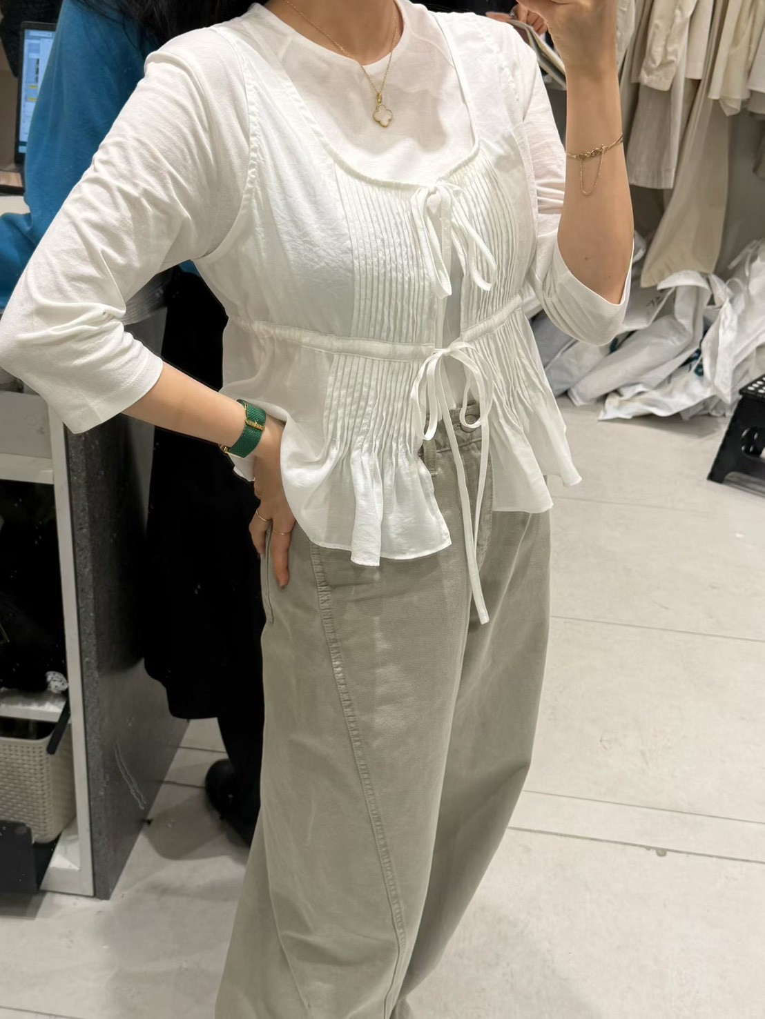 A24.質感家可愛壓褶剪接背心