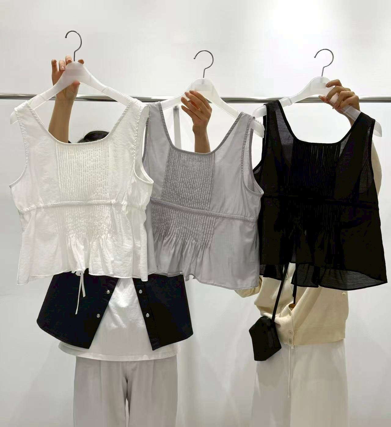 A24.質感家可愛壓褶剪接背心