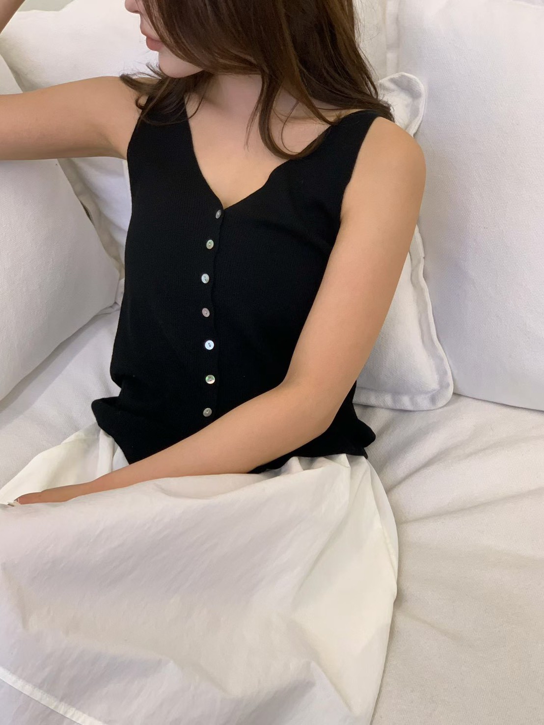 B08.質感家大V領排釦針織背心