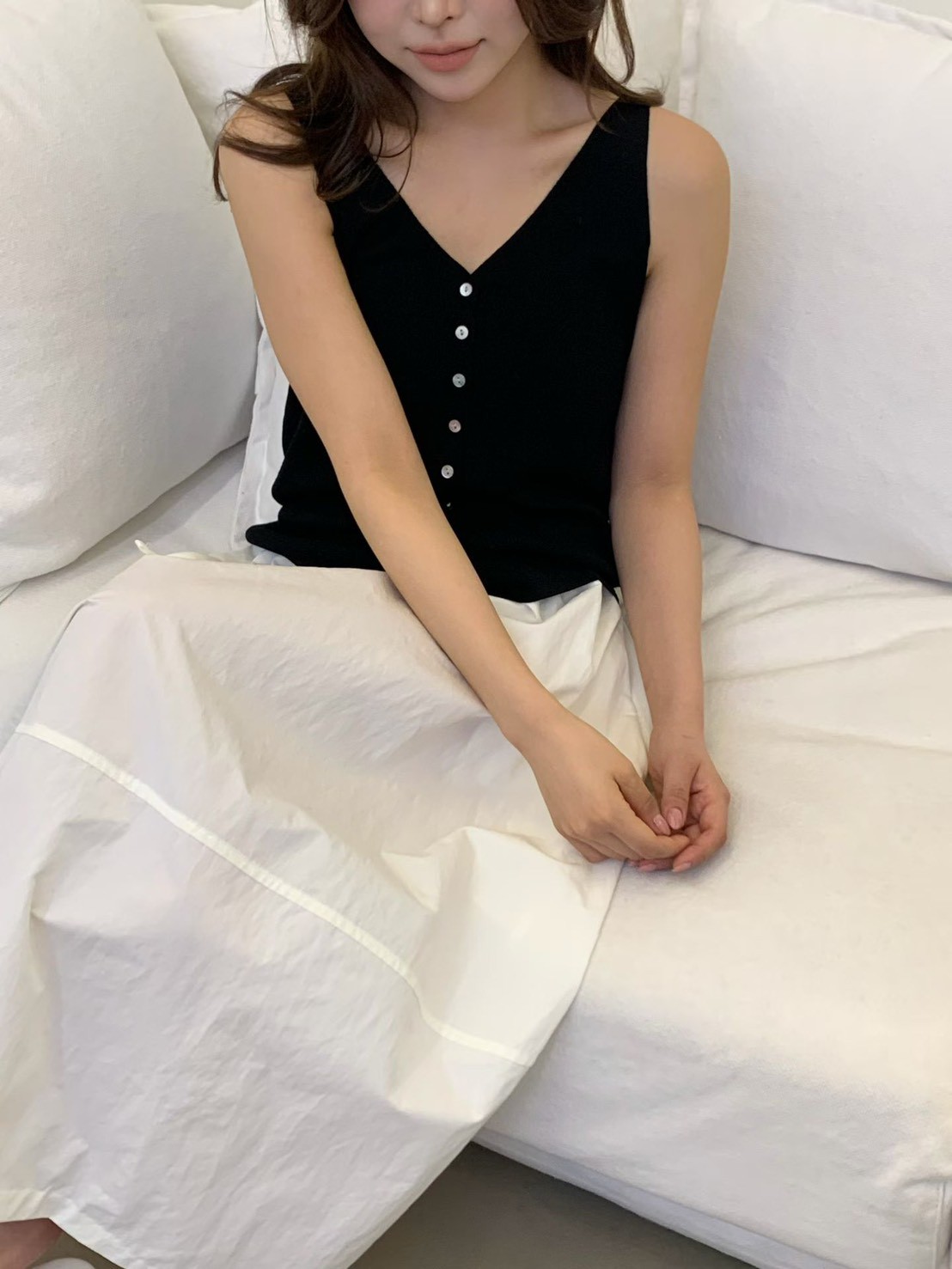 B08.質感家大V領排釦針織背心