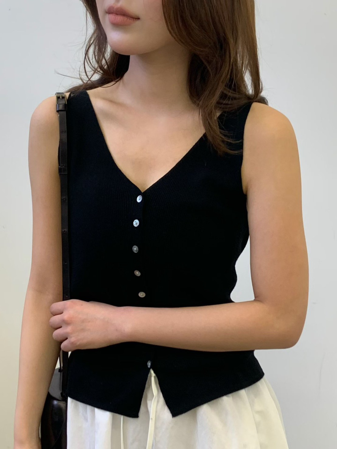 B08.質感家大V領排釦針織背心