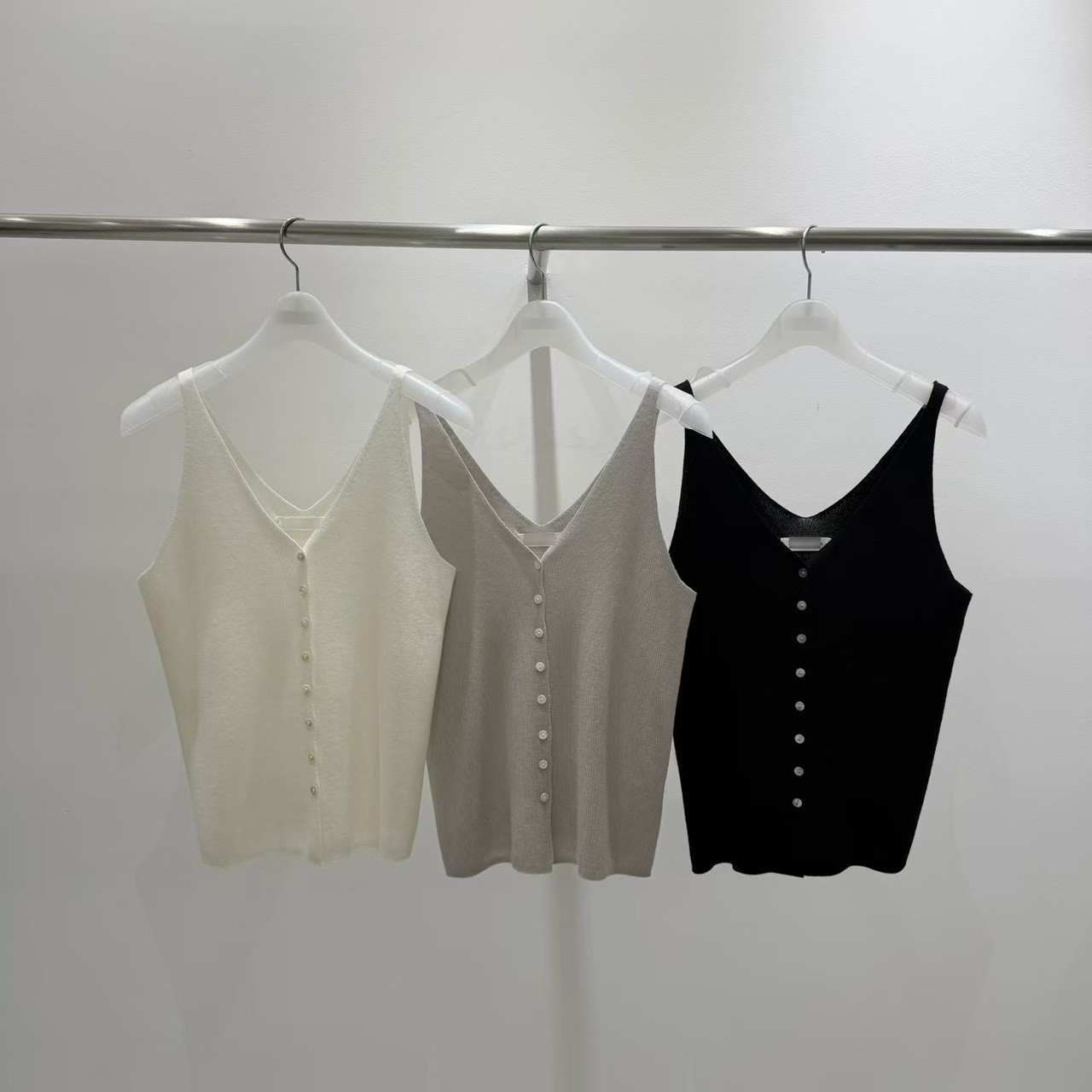 B08.質感家大V領排釦針織背心