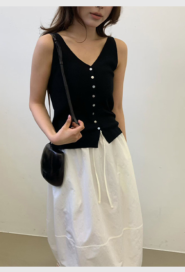 B08.質感家大V領排釦針織背心