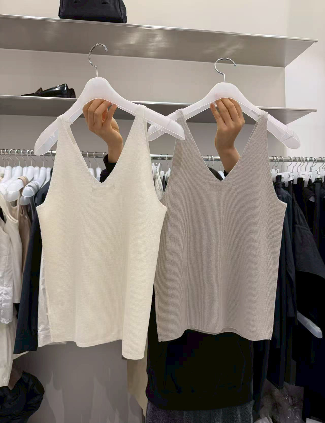 B08.質感家大V領排釦針織背心
