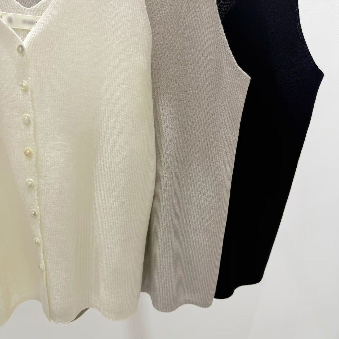 B08.質感家大V領排釦針織背心