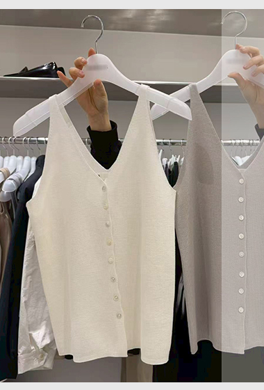 B08.質感家大V領排釦針織背心