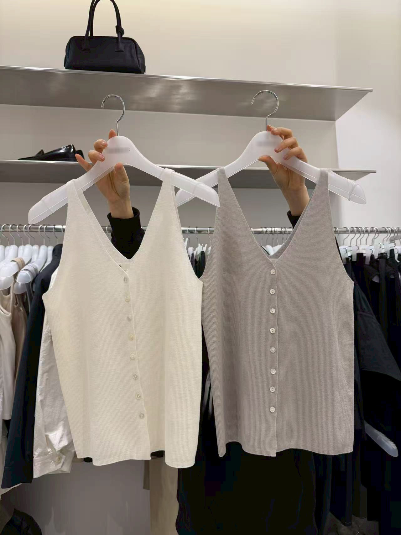 B08.質感家大V領排釦針織背心