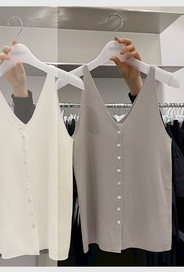 B08.質感家大V領排釦針織背心
