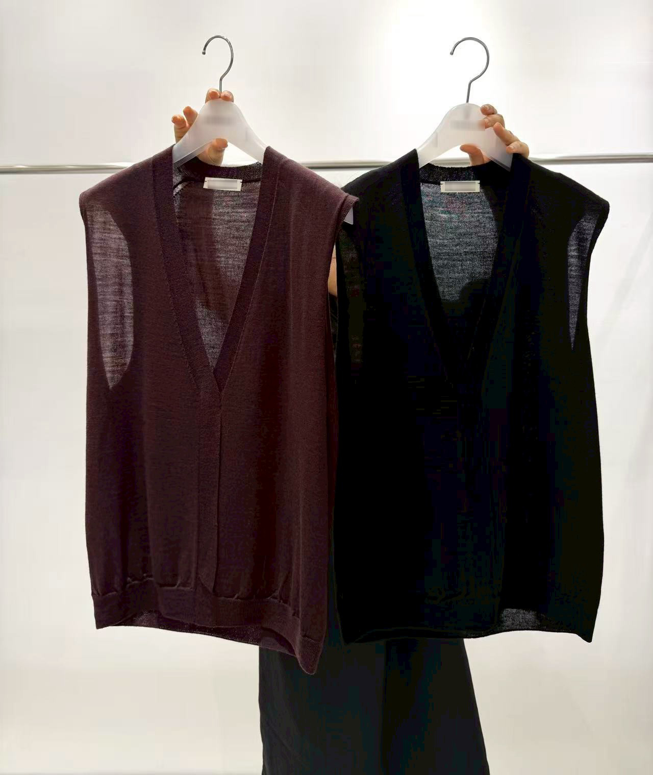 B13.質感家大V領薄針織背心