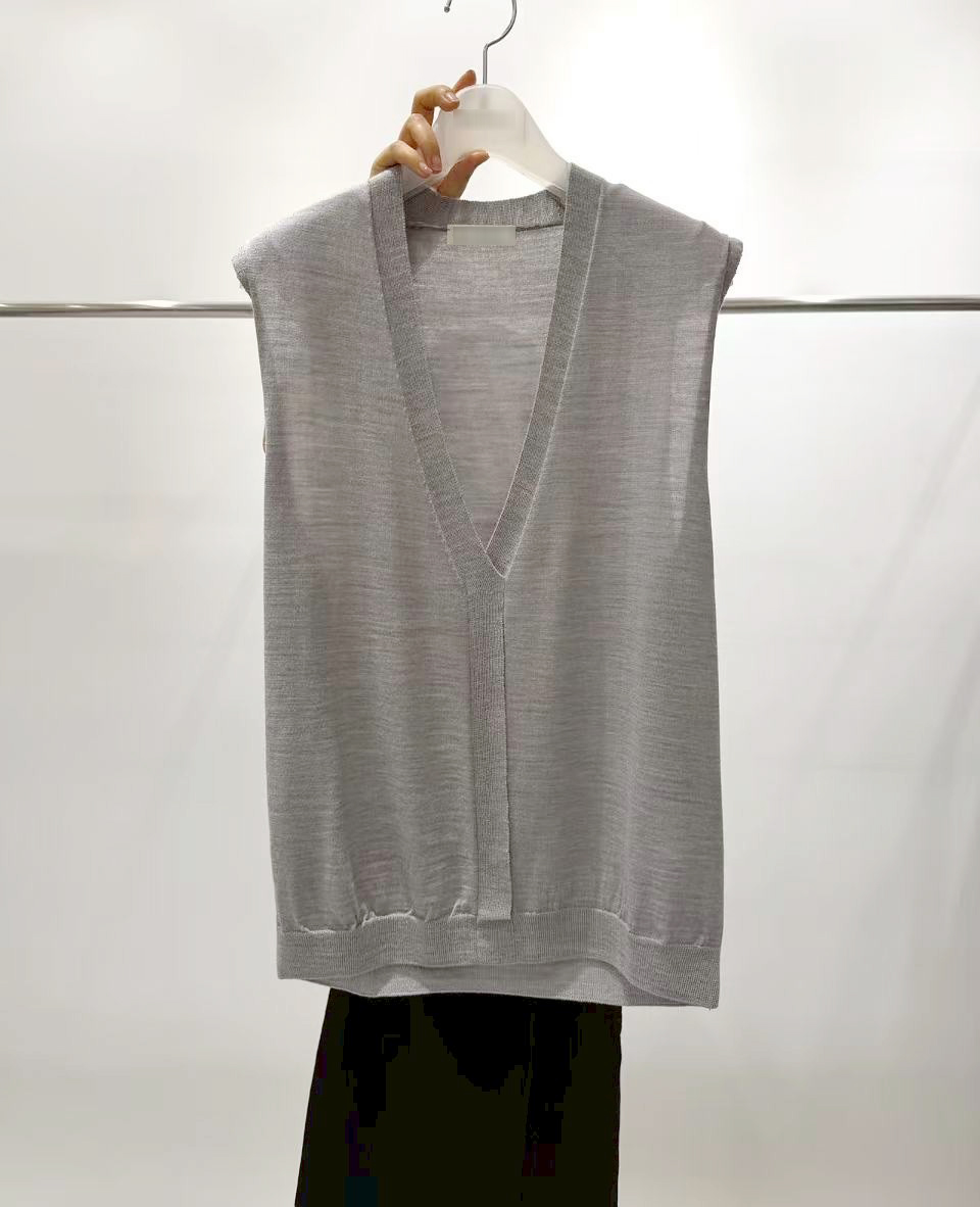 B13.質感家大V領薄針織背心