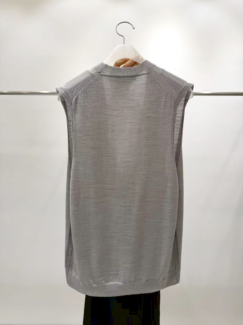 B13.質感家大V領薄針織背心