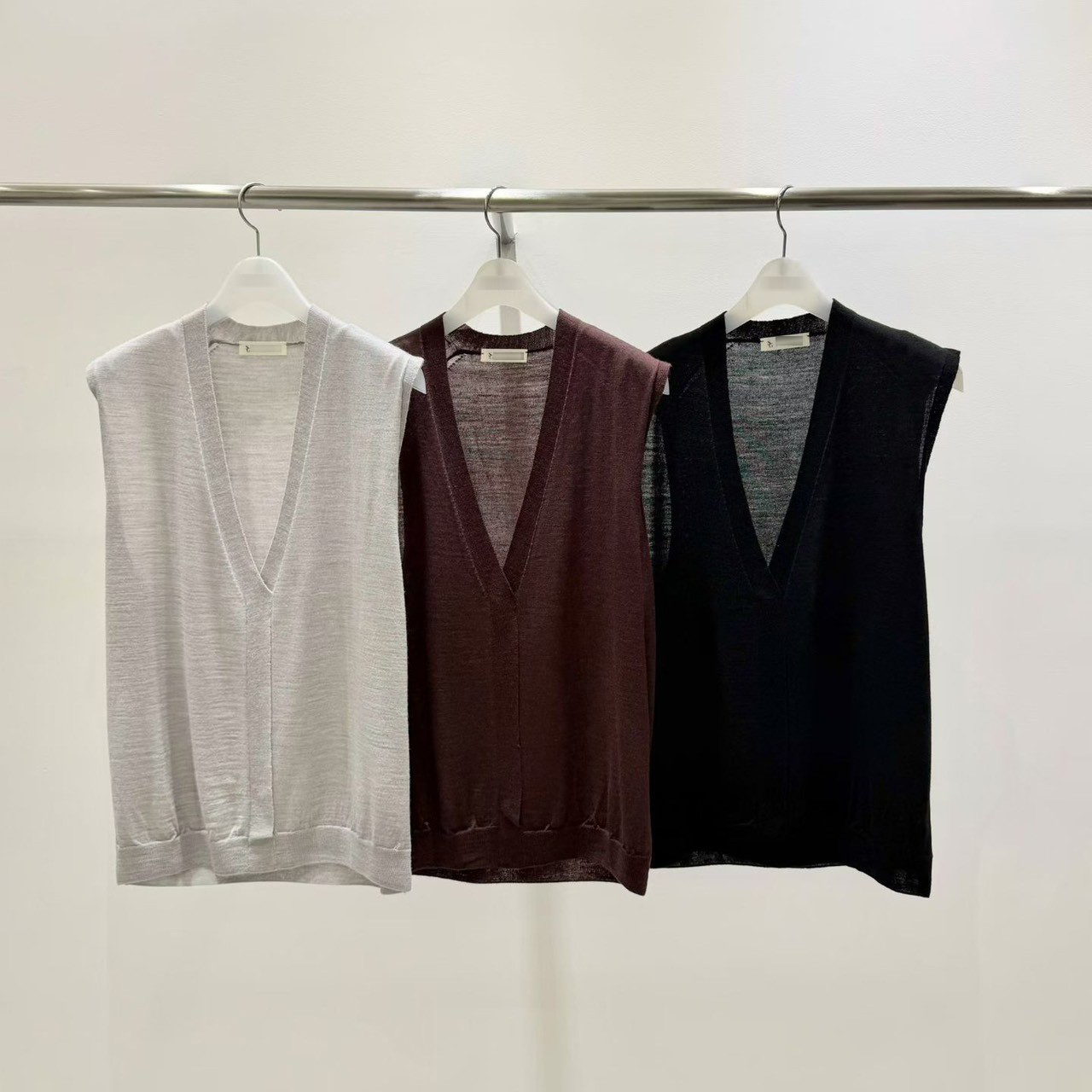 B13.質感家大V領薄針織背心