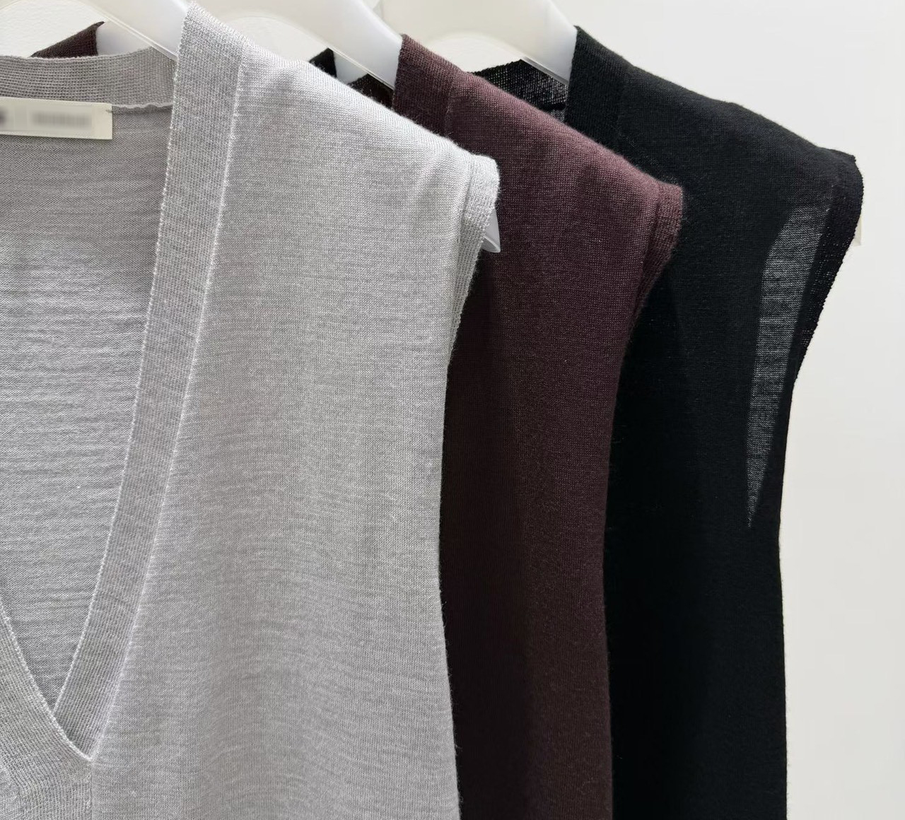 B13.質感家大V領薄針織背心