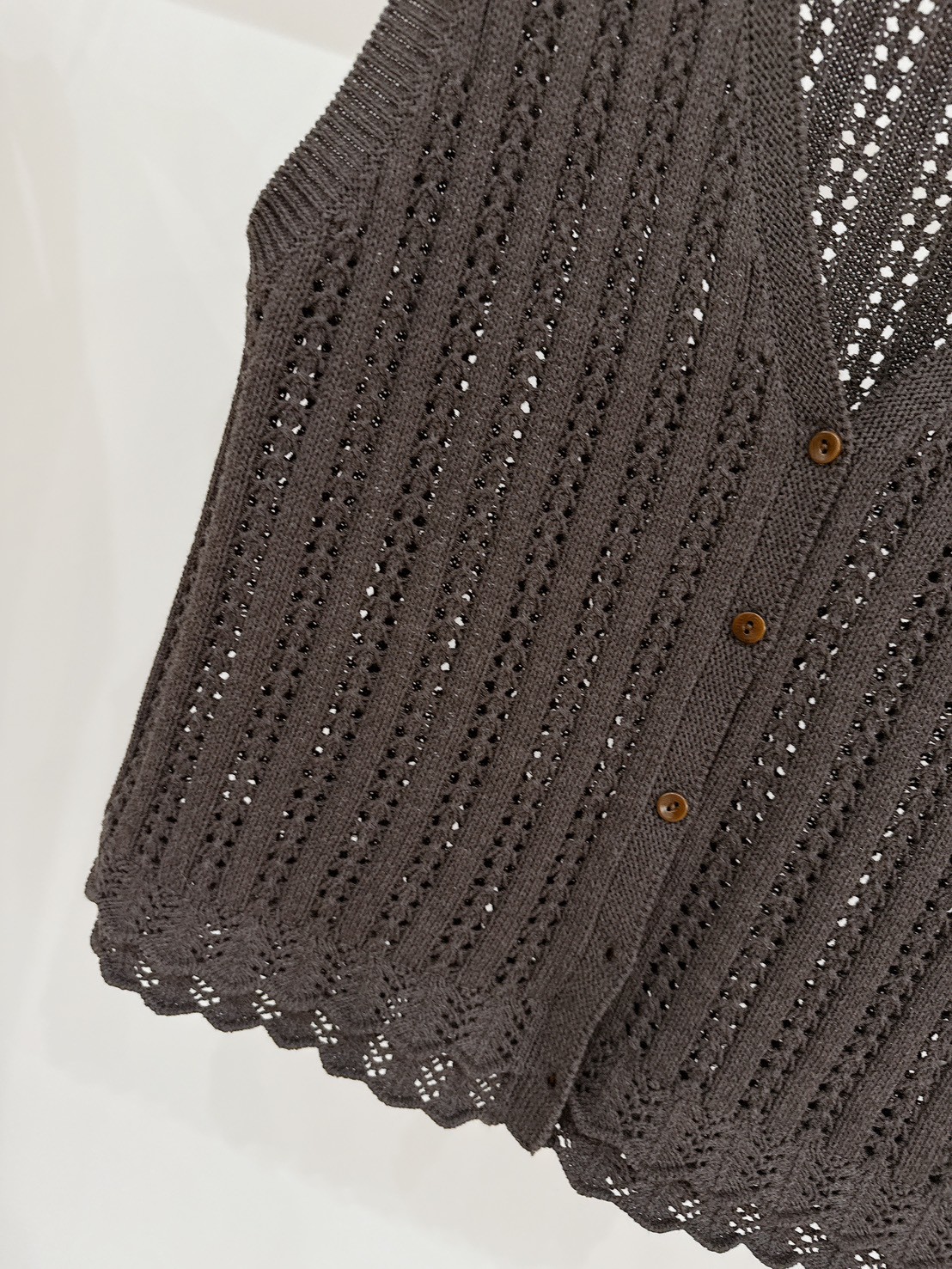 B102.可愛勾花排釦背心