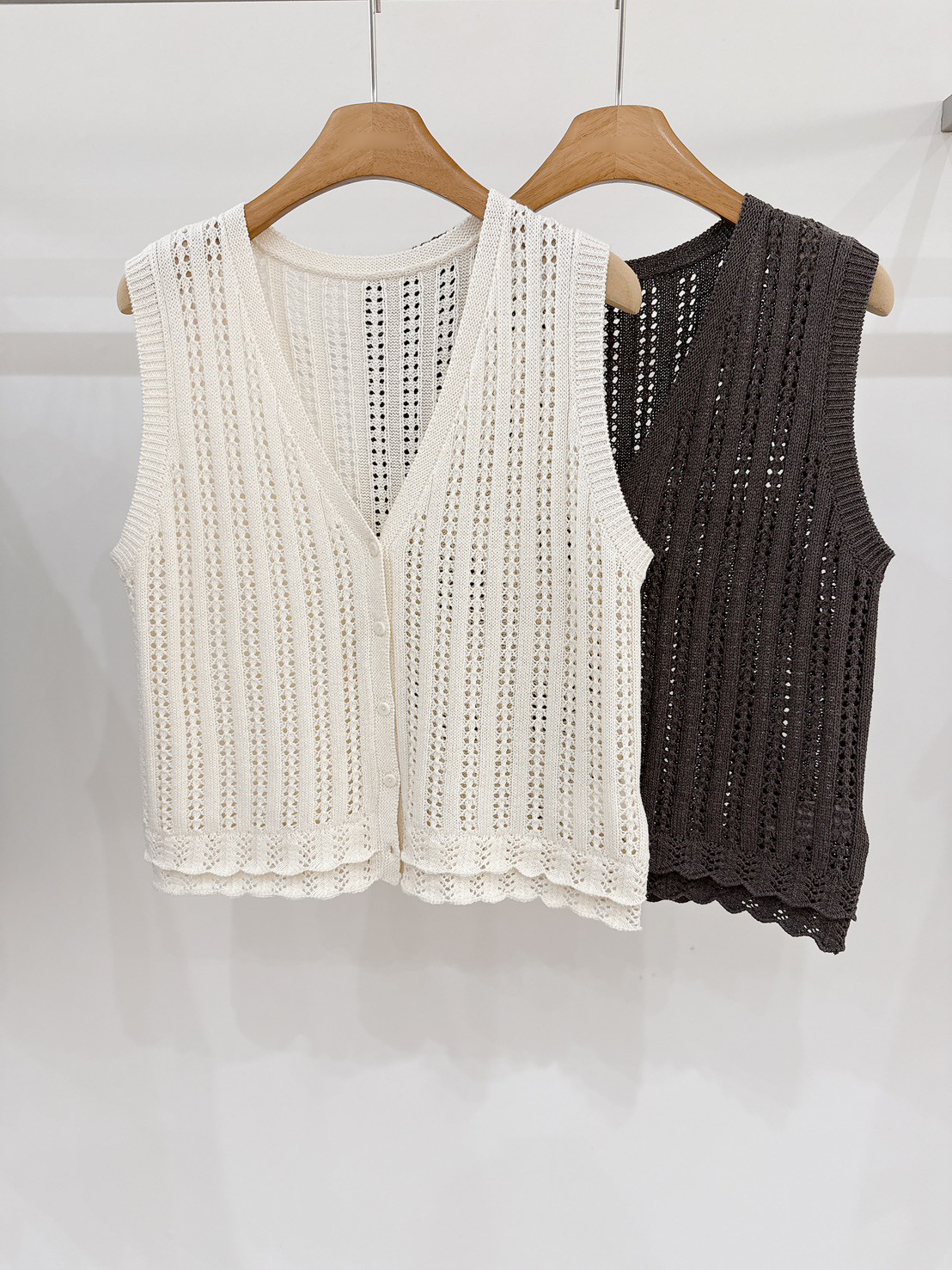 B102.可愛勾花排釦背心