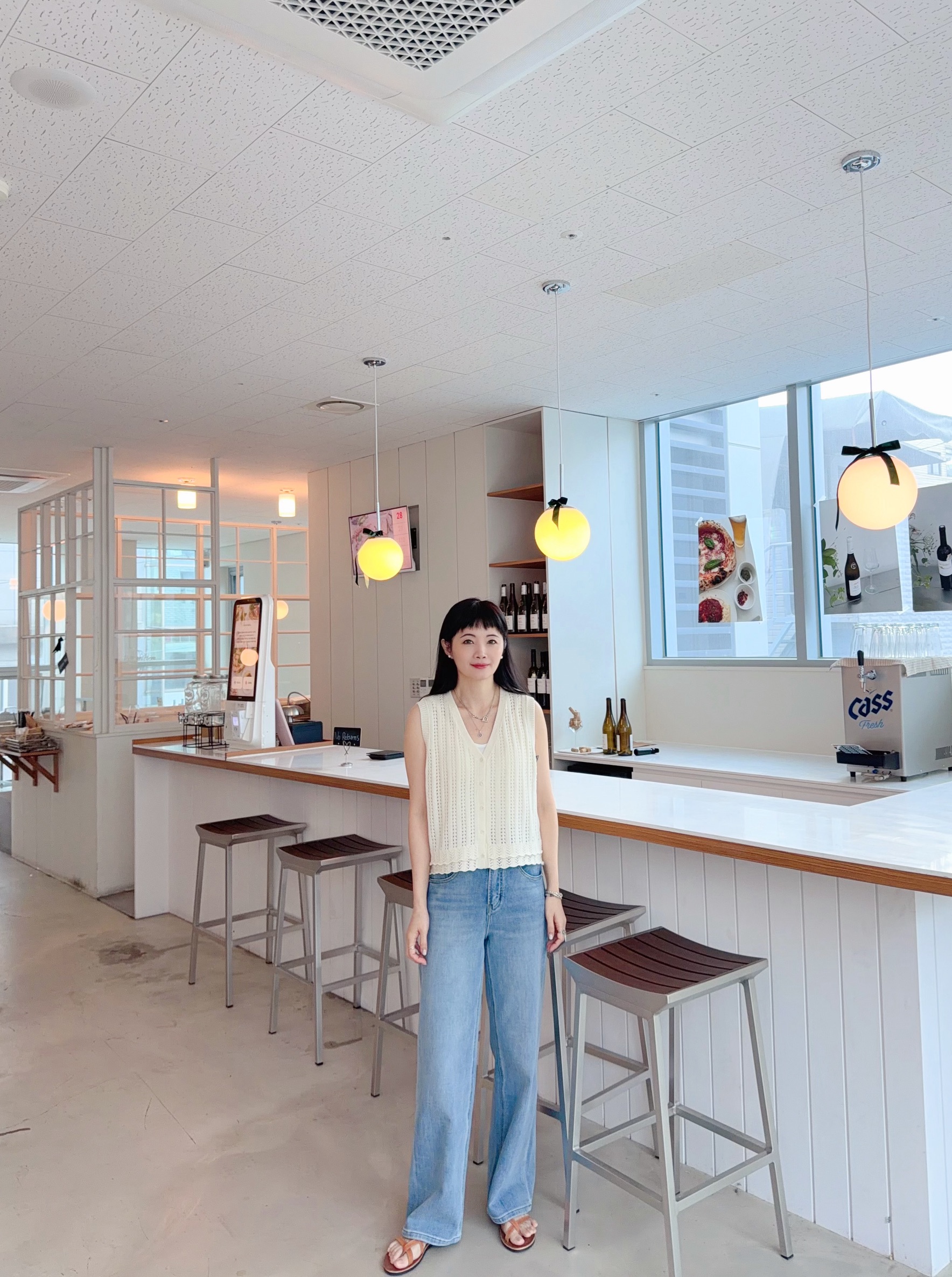 B102.可愛勾花排釦背心