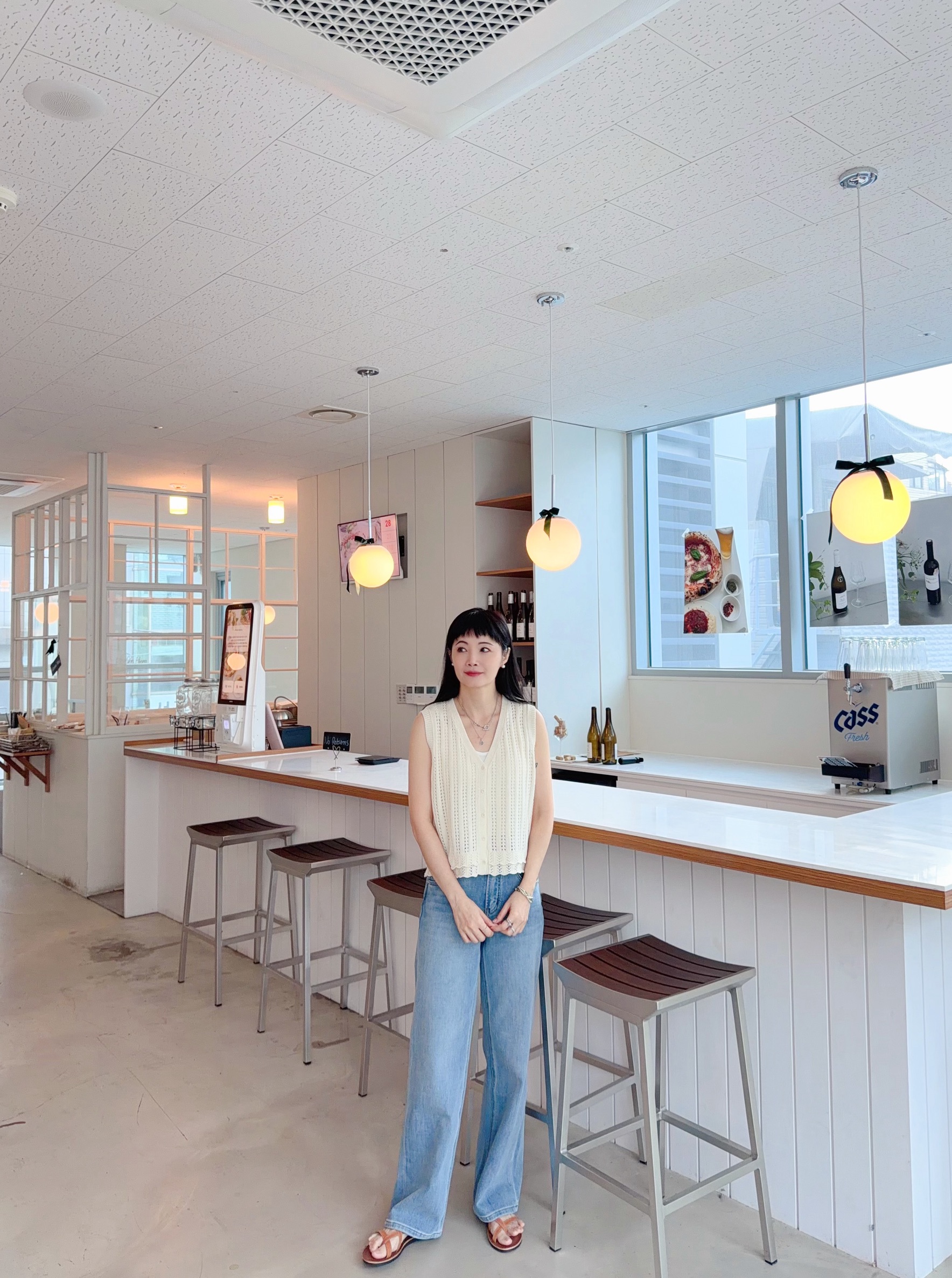 B102.可愛勾花排釦背心