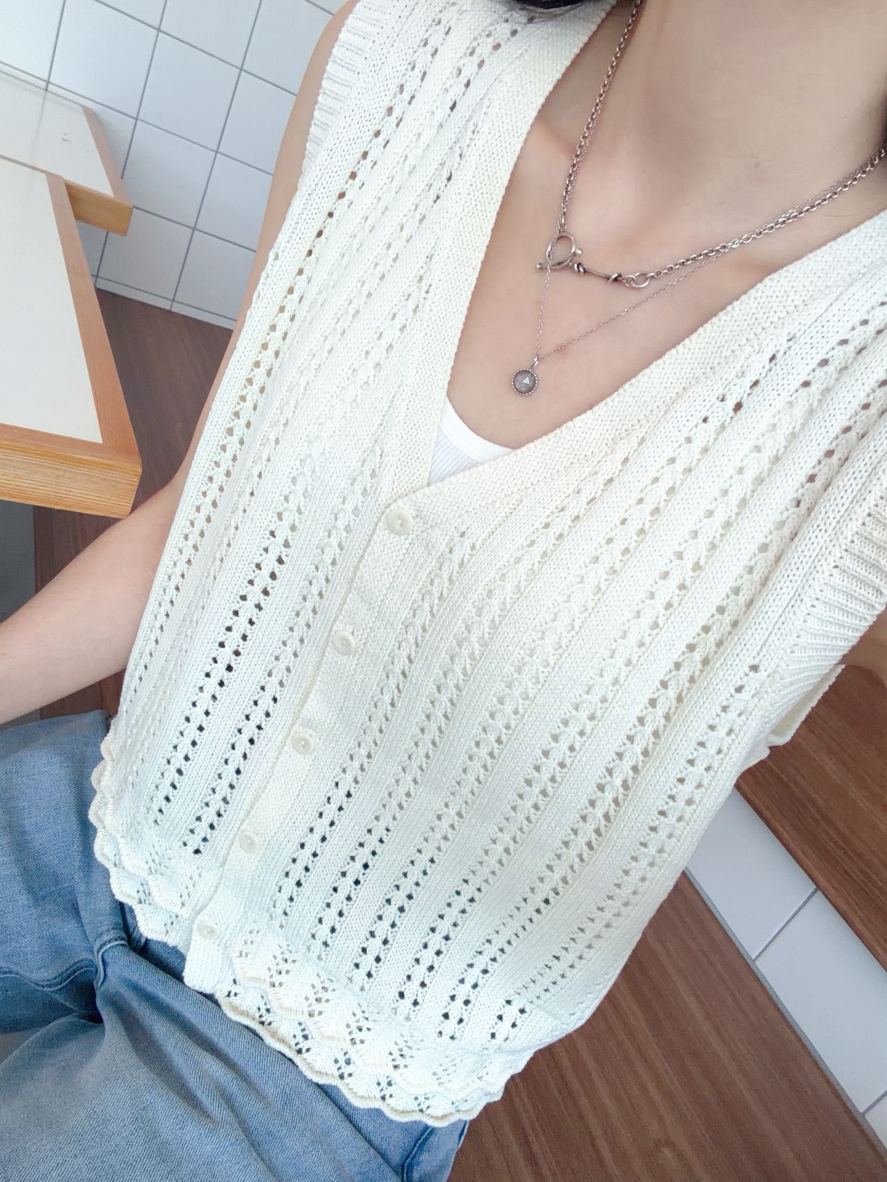 B102.可愛勾花排釦背心