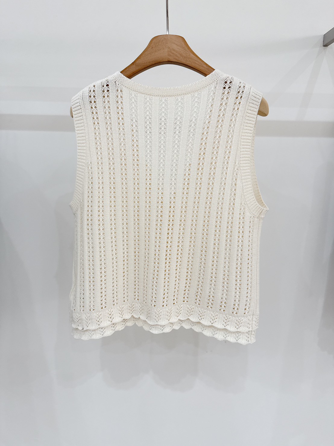 B102.可愛勾花排釦背心