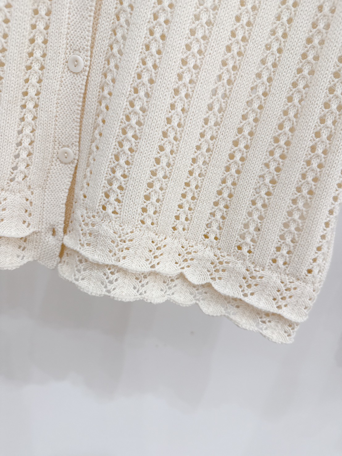 B102.可愛勾花排釦背心