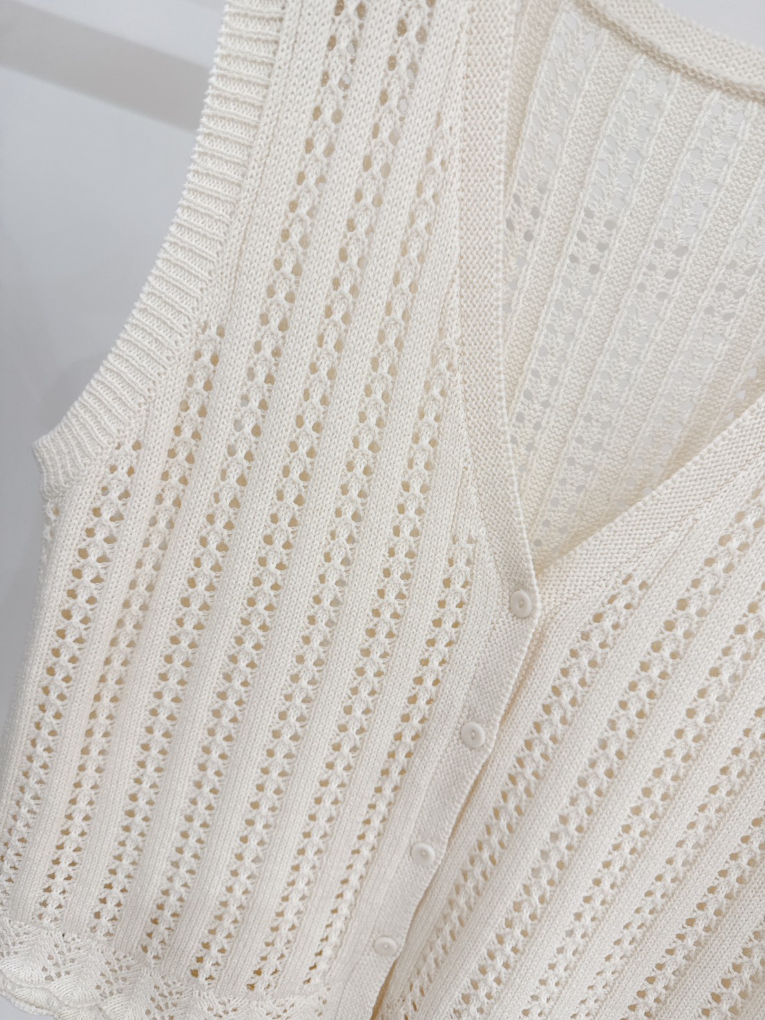 B102.可愛勾花排釦背心