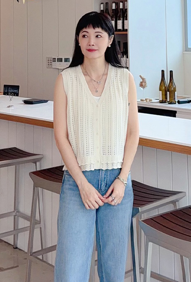 B102.可愛勾花排釦背心