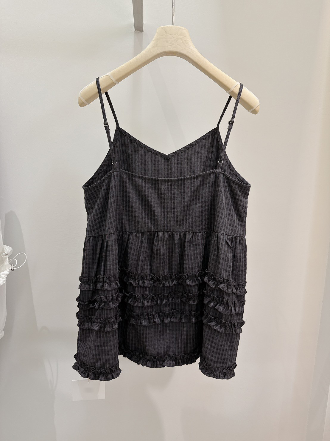 A03.層次小格紋細肩帶背心