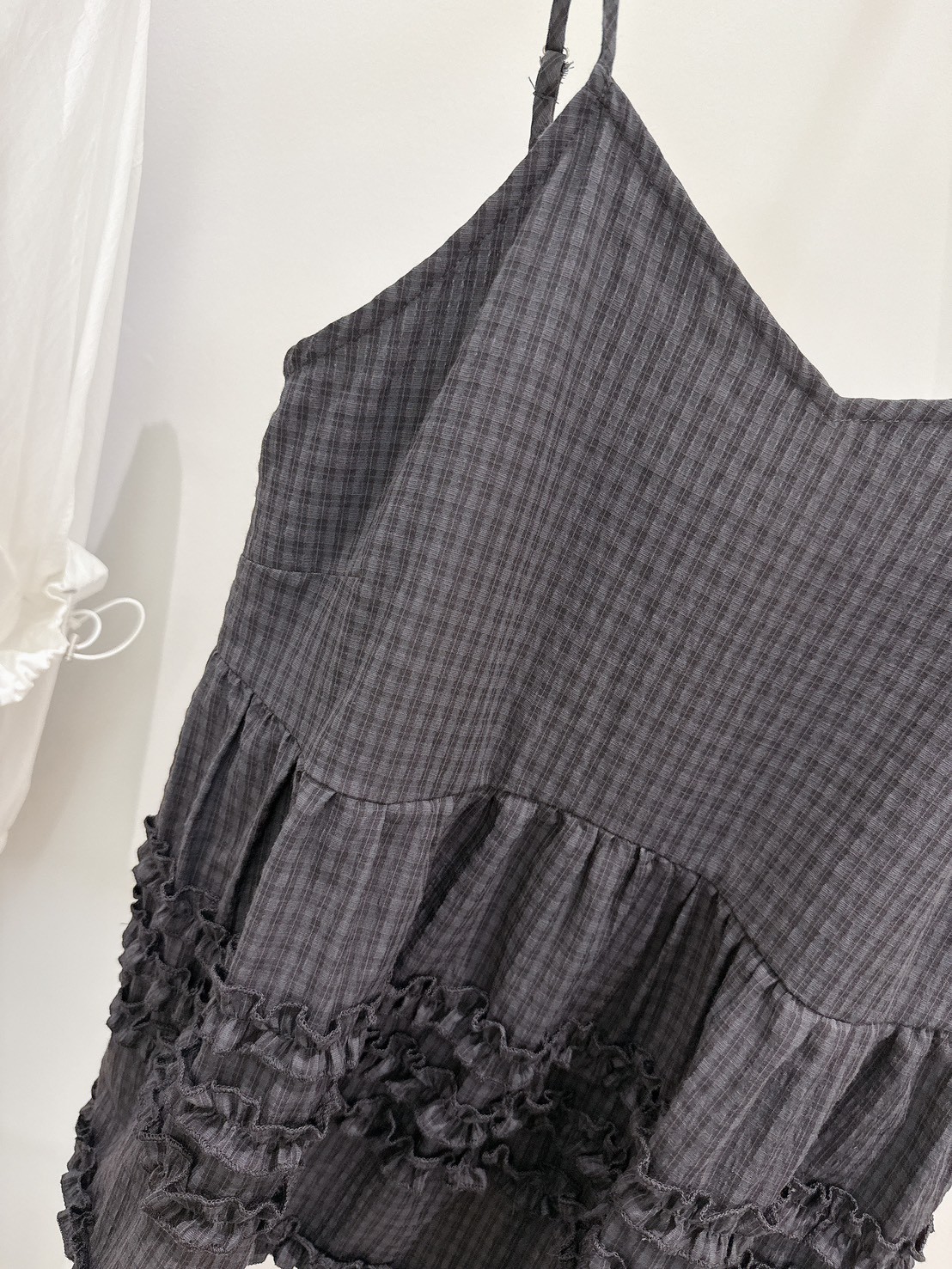 A03.層次小格紋細肩帶背心