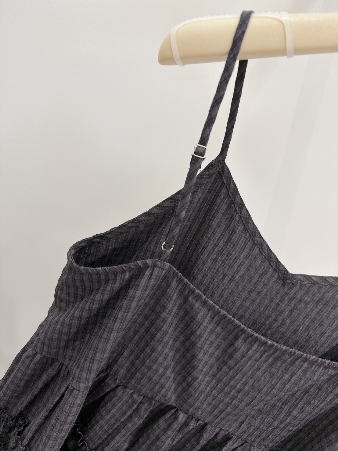 A03.層次小格紋細肩帶背心