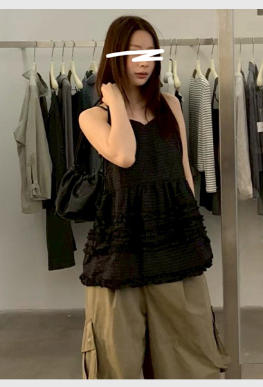 A03.層次小格紋細肩帶背心