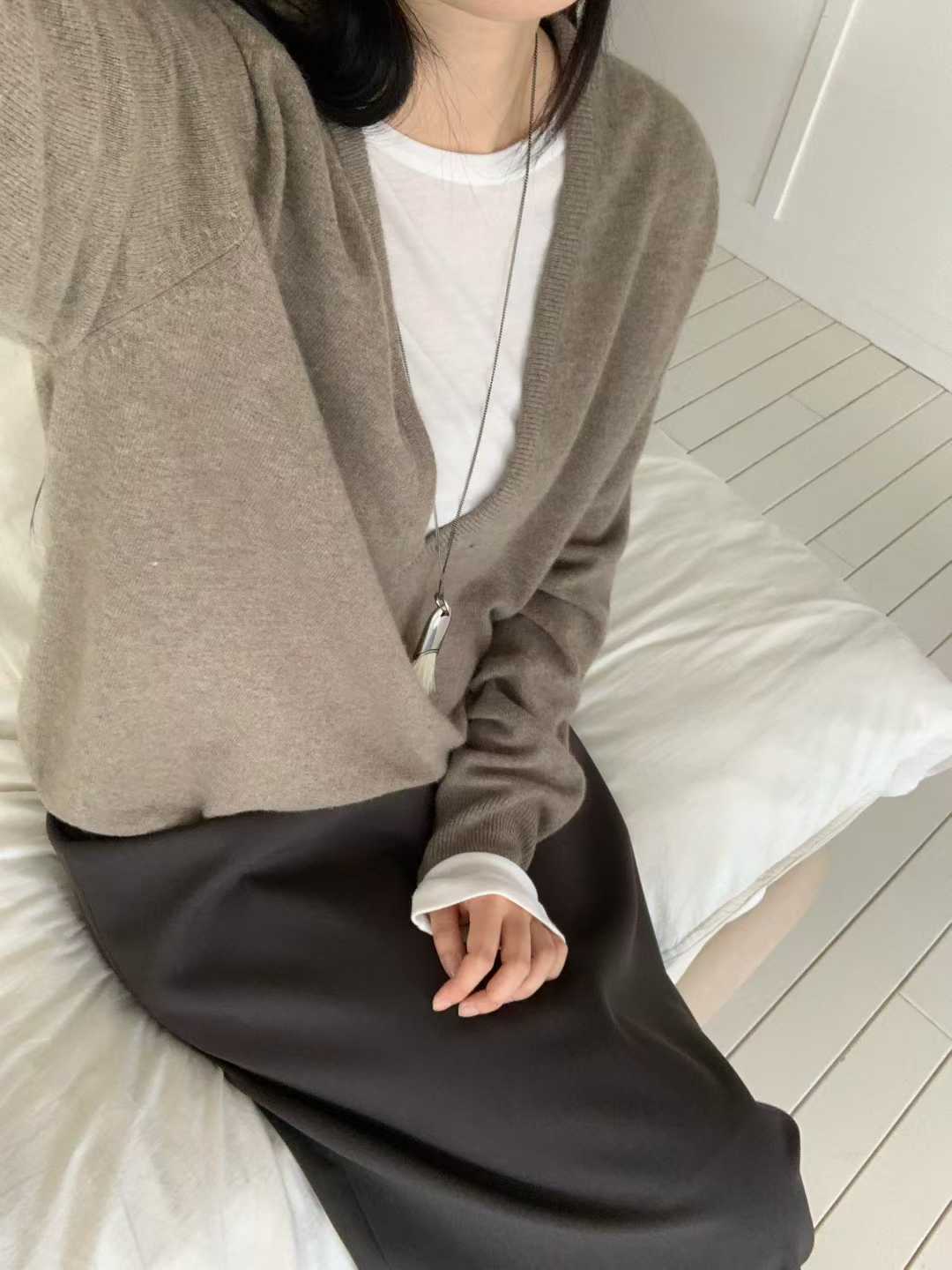 纖瘦家墨蘭迪大V領毛衣