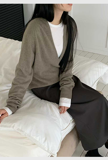 纖瘦家墨蘭迪大V領毛衣