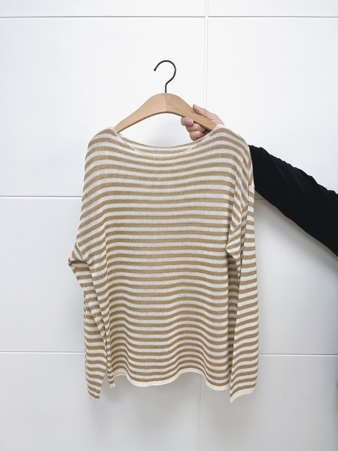 A72.條紋圓領落肩針織上衣