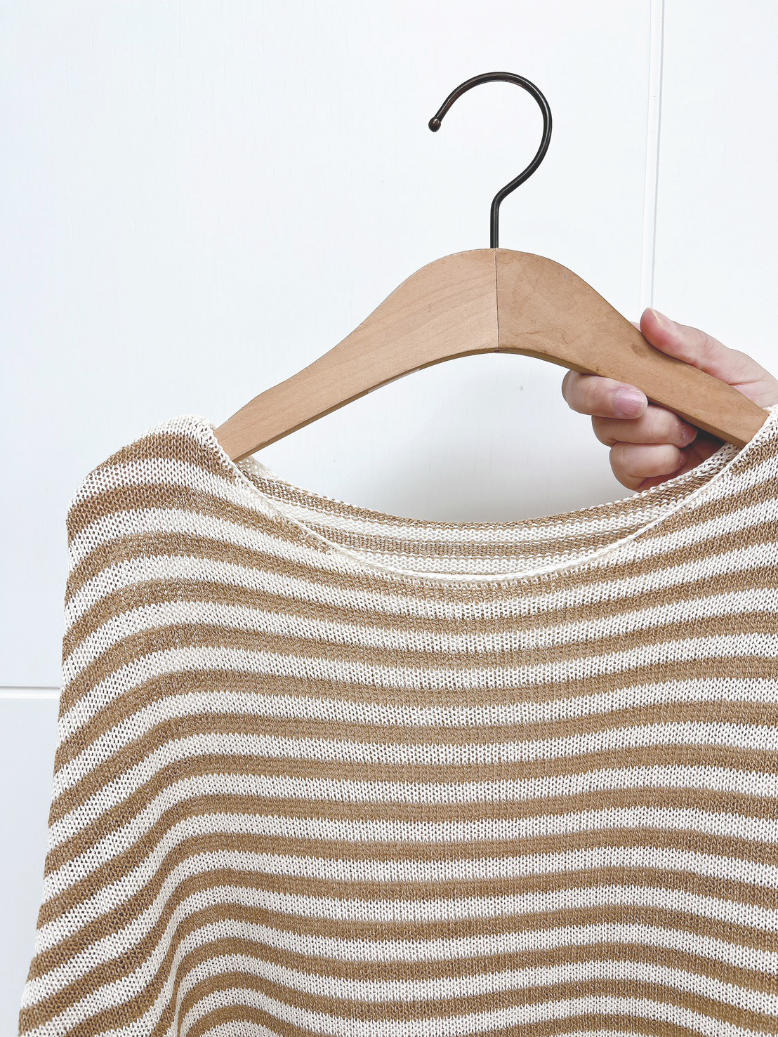 A72.條紋圓領落肩針織上衣