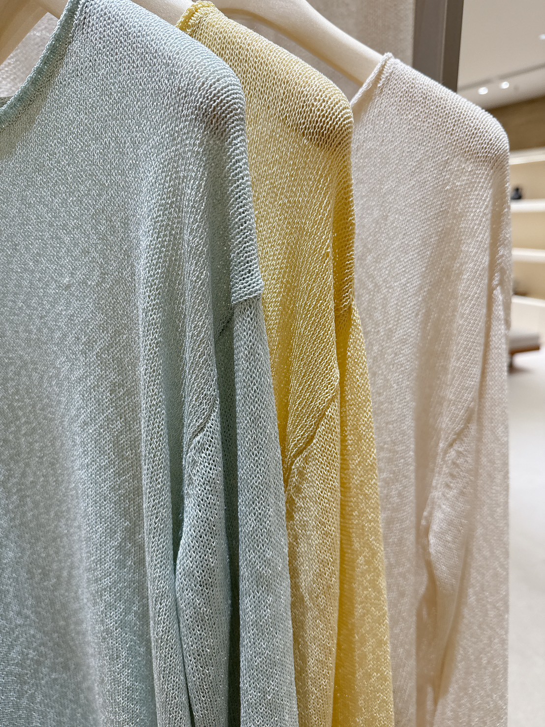 A75.捲邊圓領亞麻落肩針織上衣