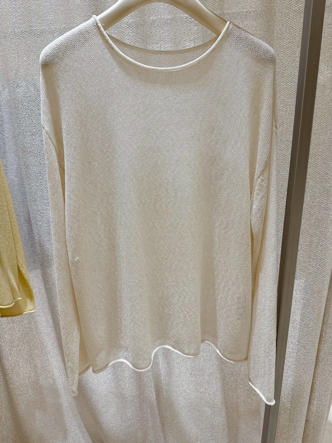 A75.捲邊圓領亞麻落肩針織上衣