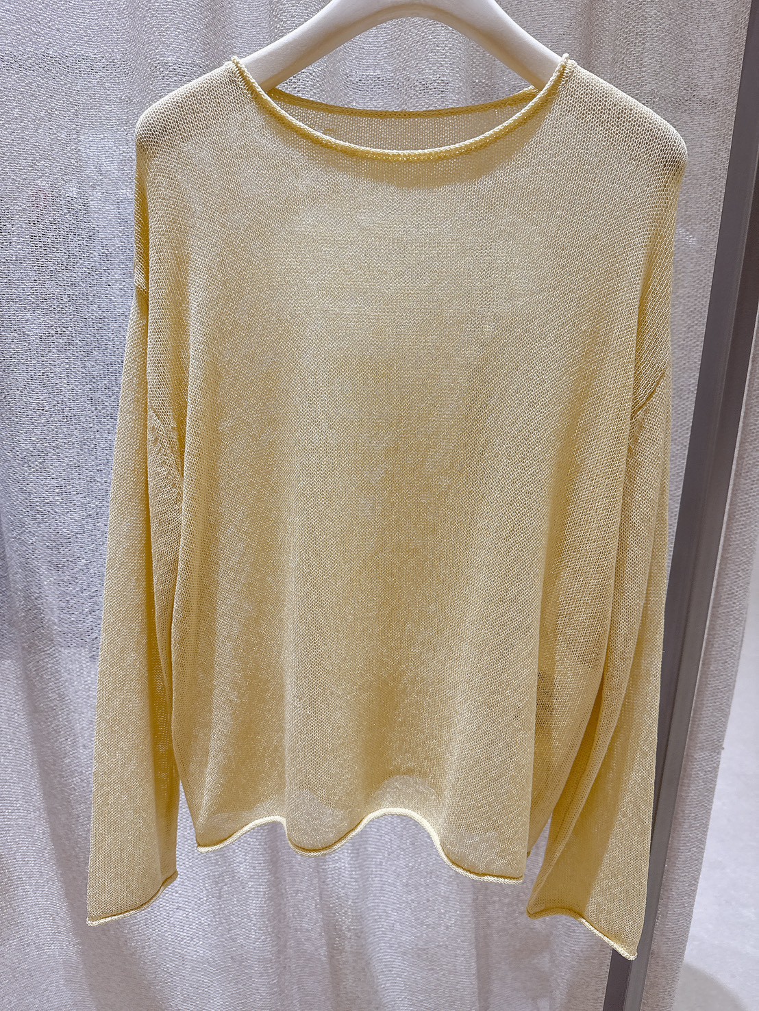 A75.捲邊圓領亞麻落肩針織上衣