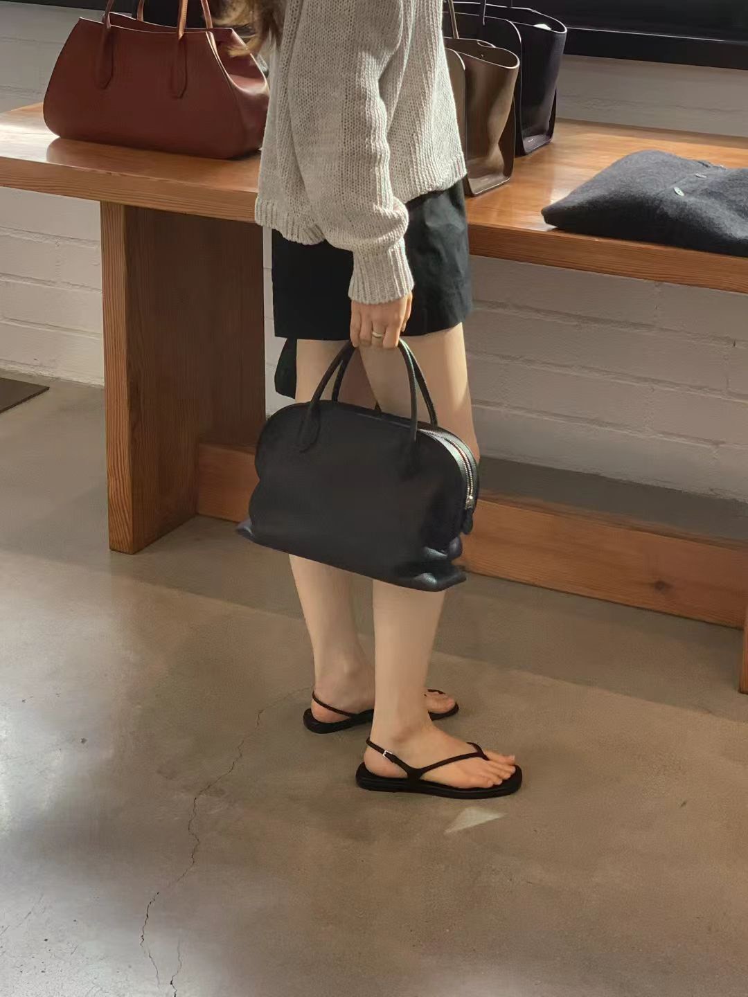 A16.顏值家圓領垂墜針織上衣