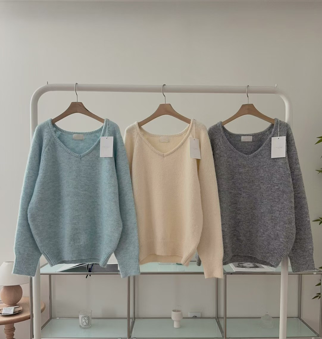 A30.甜姐家V領雲朵20%WOOL毛衣