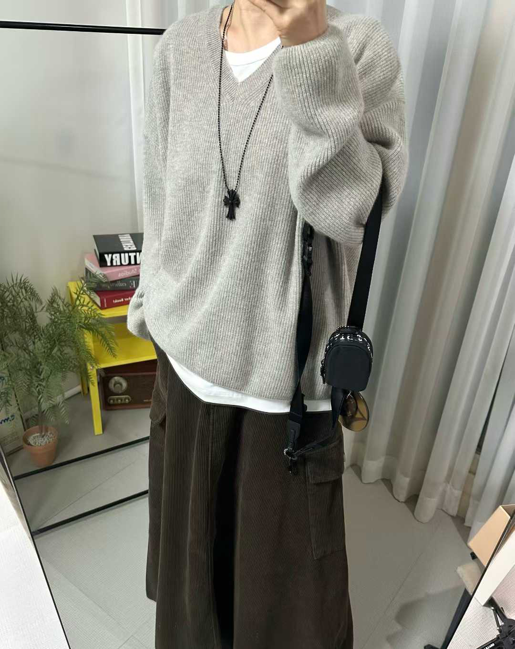C08.沉穩色調V領超細羊毛衣
