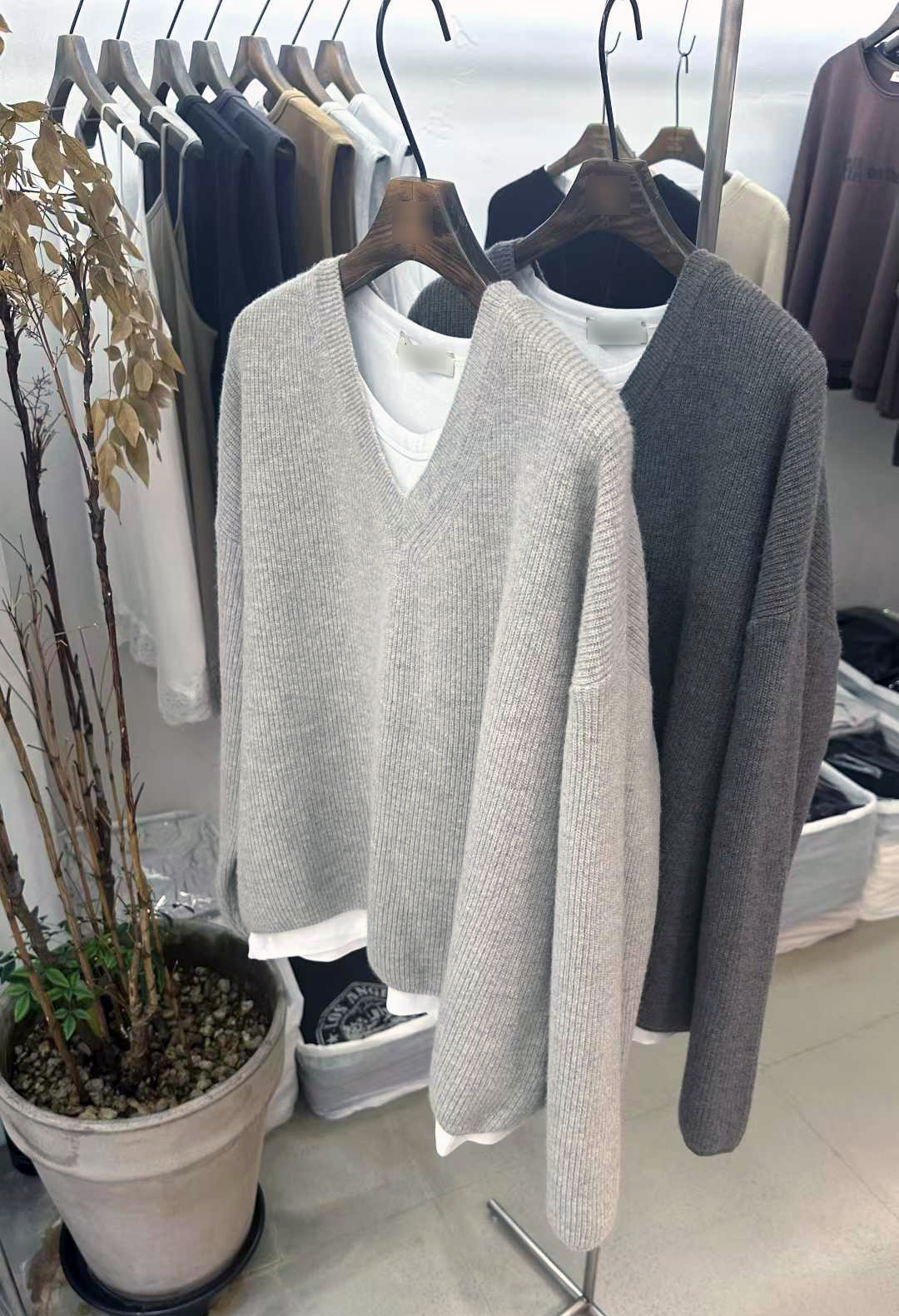 C08.沉穩色調V領超細羊毛衣