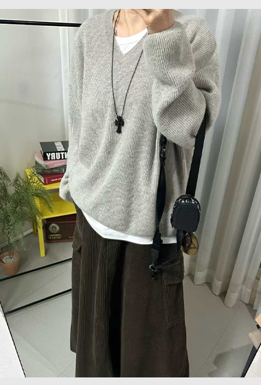 C08.沉穩色調V領超細羊毛衣