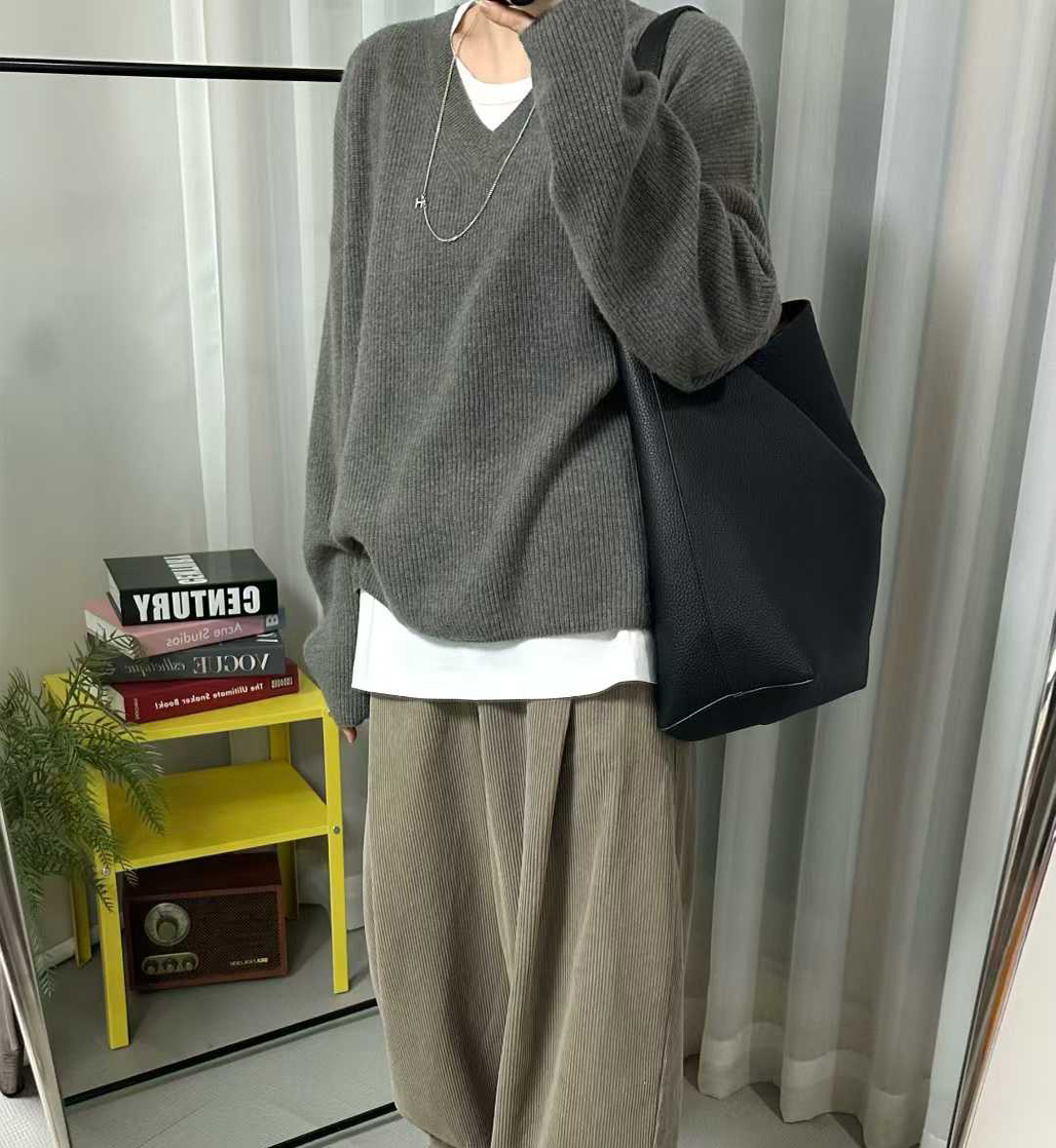 C08.沉穩色調V領超細羊毛衣