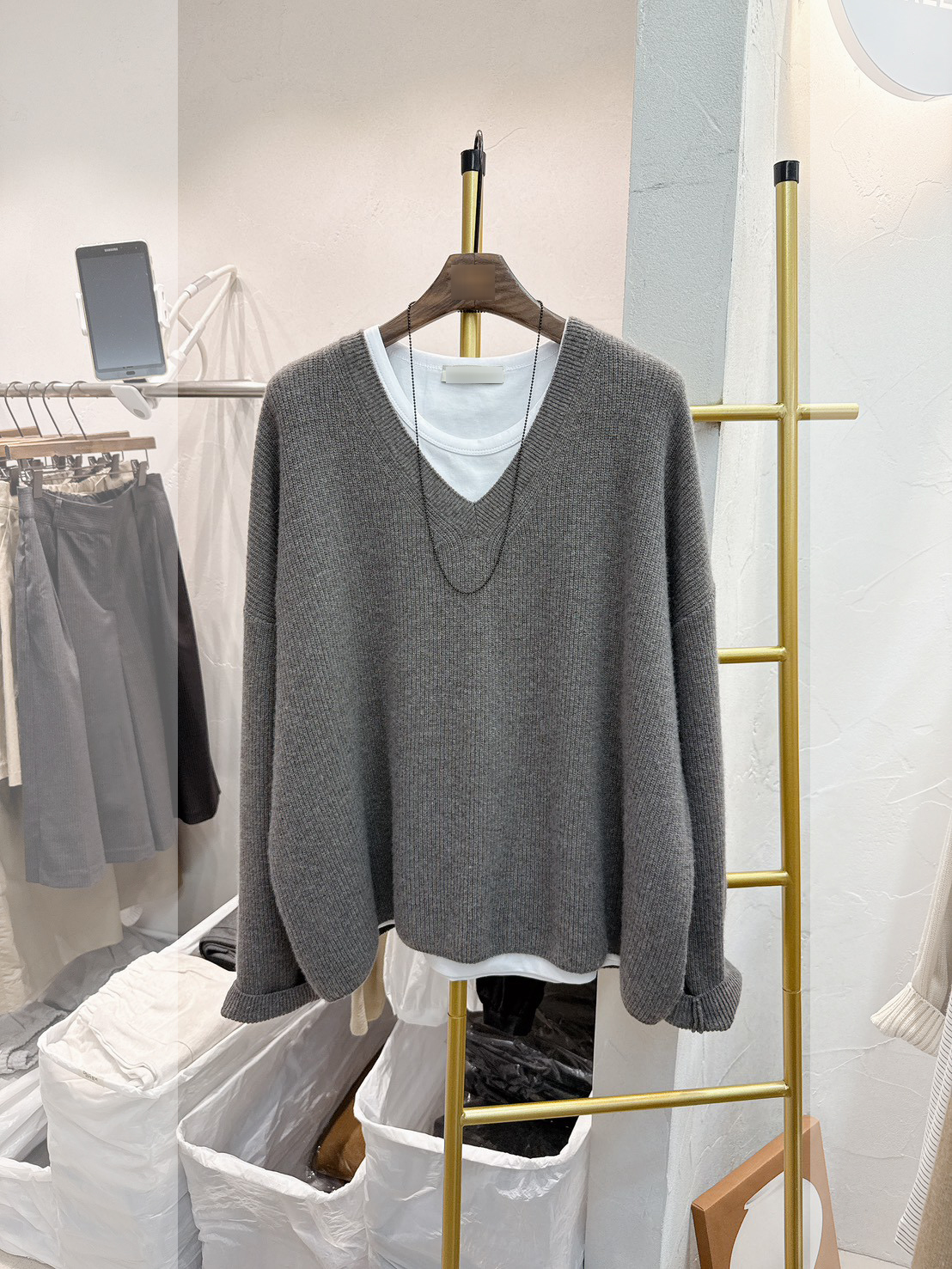 C08.沉穩色調V領超細羊毛衣