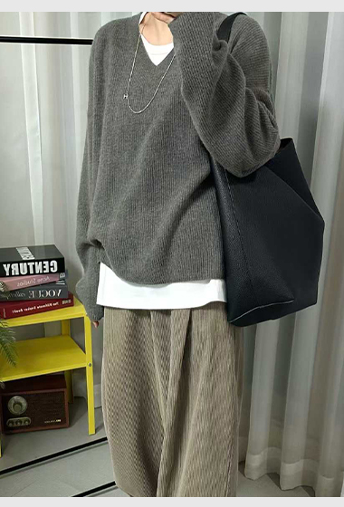 C08.沉穩色調V領超細羊毛衣