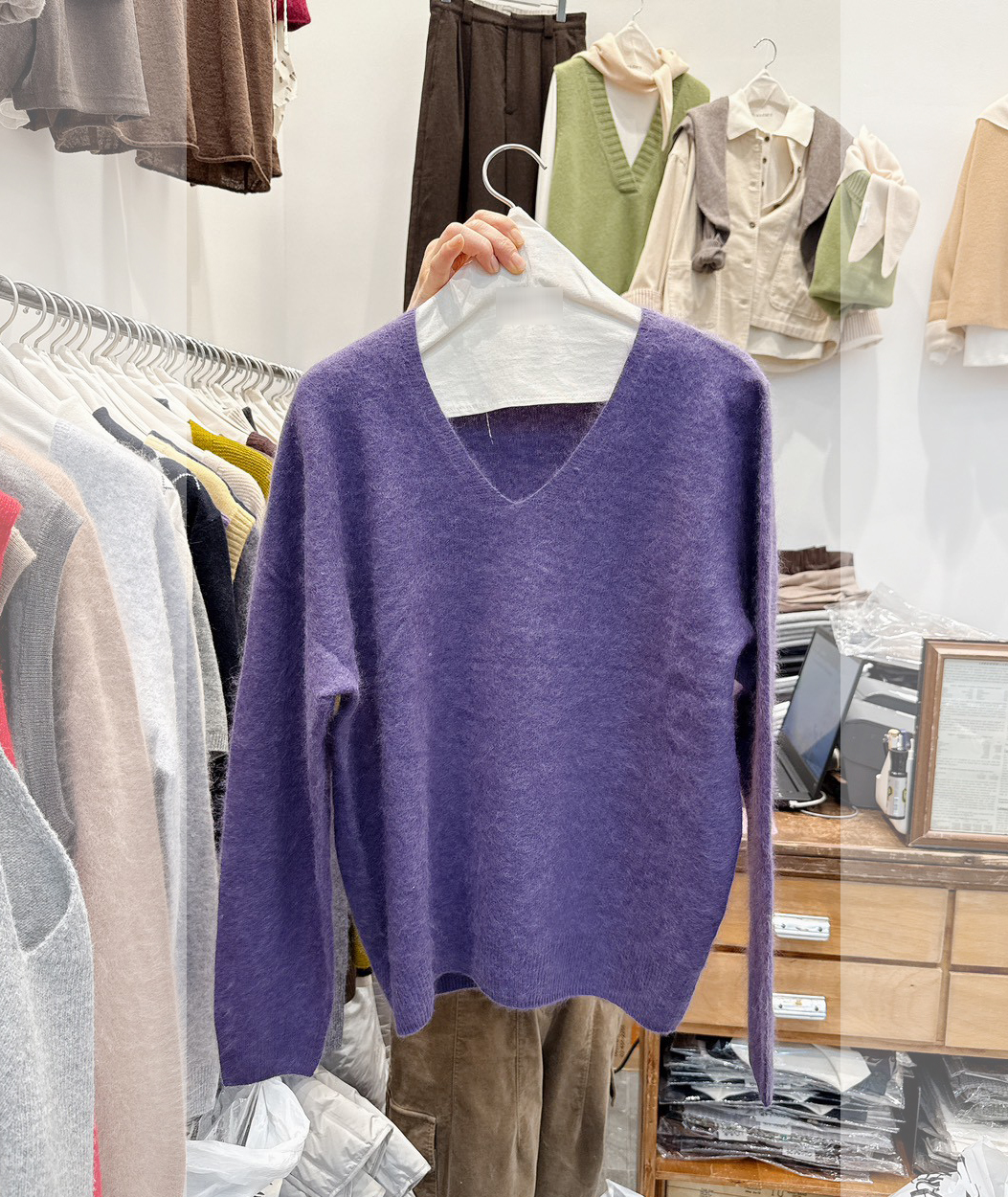 C30.活潑色彩CASHMERE混紡V領毛衣