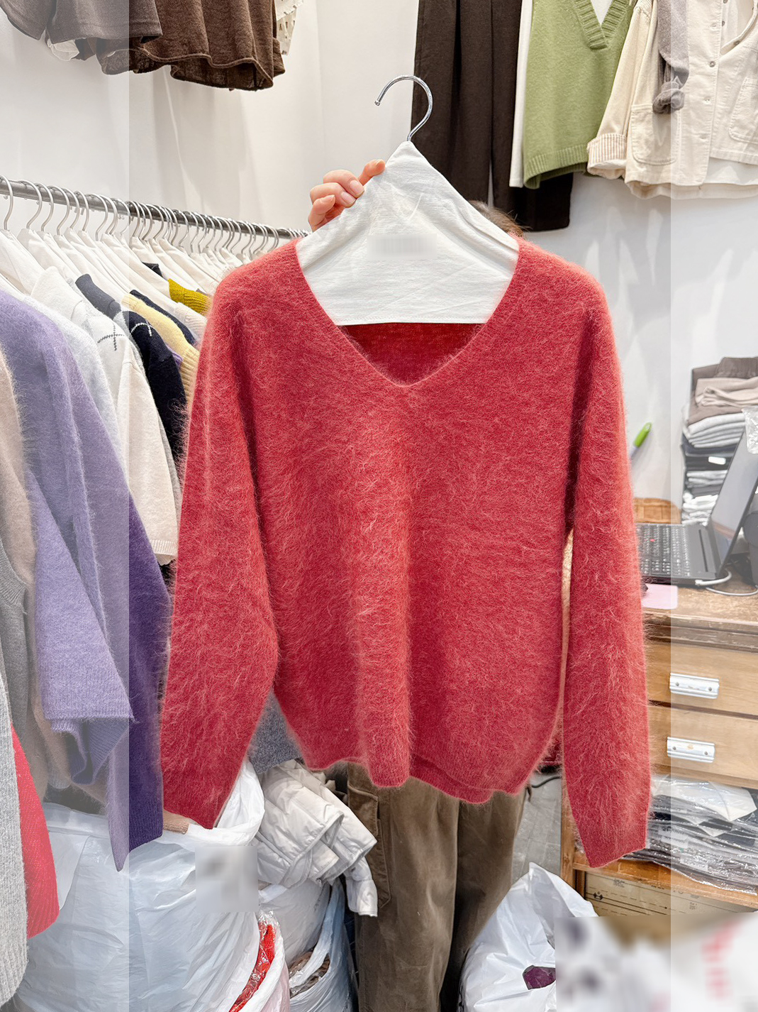 C30.活潑色彩CASHMERE混紡V領毛衣