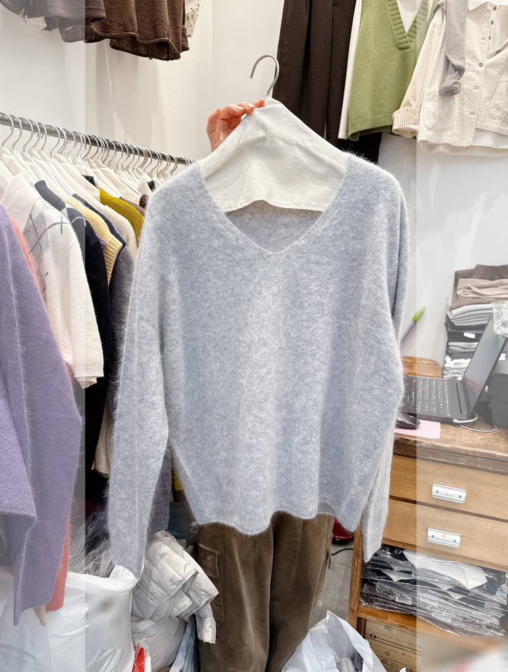 C30.活潑色彩CASHMERE混紡V領毛衣