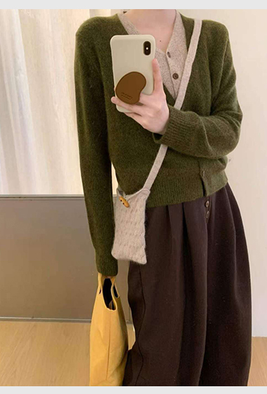 B92.可可家假兩件排釦V領配色毛衣